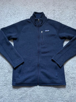 Mörkblå vindjacka från Patagonia - Säljer en Patagonia fleecejacka i en snygg och eftertraktad mörkblå färg. Storlek S. Fint skick (se bilder, inga hål eller fläckar)! Hör av er vid frågor!😊