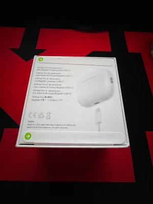Apple AirPods Pro (2nd gen) USB-C - Säljer ett par vita Apple AirPods Pro (2nd generation) med MagSafe-laddningsetui och USB-C. Snygg och stilren design i plast, perfekt för dig som vill ha trådlösa in-ear hörlurar med grym ljudkvalitet och brusreducering. Kommer i originalförpackning.