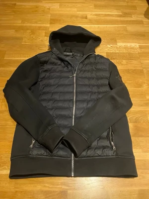 Alessandro zavett cardigan  - Alessandro zavett cardigan. Storlek m passar även s med. Modellen är 180 runt 70 kg.