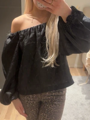 Stockh LM studio, offshoulder blus - Slutsåld offshoulder blus från Stockh LM studio, ”stasia offshoulder”, aldrig använd 🩰!!!