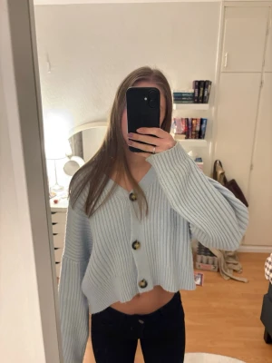 Chiquelle Pastel Blue Cropped Cardigan - Beautiful light blue/baby blue ribbed cardigan from Chiquelle. This is a classic piece that’s perfect for layering!  Condition: Good vintage condition. It has been worn and loved over the years but has no holes, stains, or damage.  Size: The size tag is missing, but I would estimate it fits like an XS/S (see photos for fit reference).  I’m happy to bundle with other items to save on shipping. Just send me a message if you hav