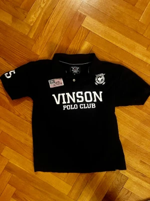 Mörkblå piké från Vinson Polo Club - Mörkblå Vintage Vinson Polo pike | nypris ca 500kr | Mitt pris 199kr | Det finns inga defekter  | Passform passar S | Pris går att diskutera, ställ gärna frågor!!!