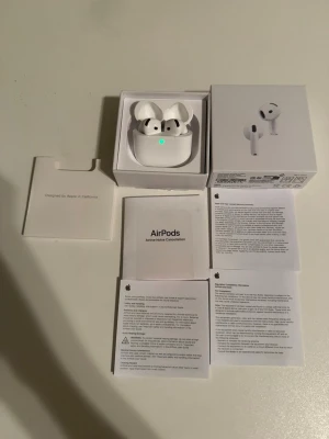 AirPods 4 ANC - AirPods 4 anc *   AirPods 4 (nya) *   AirPods 4 (1 månad) *   AirPods 4 (nyskick) *   AirPods 4 lite använda jag gillar inte dem så mycket jag gillar mer när dem har en tip vid öronen som Pros! Men dessa e perfekt för er som vill lyssna på låtar köpt på Elgiganten köptes cirka 1 månad sen perfekt skicka inga skador alls funkar som ny 