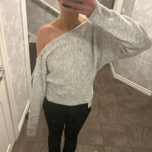 Stickad off-shoulder  - Säljer denna jätte fina stickade tröja pga att den var för stor runt midjan för mig, den ska sitta tajt där. Men aldrig använt fick hem den i posten idag!