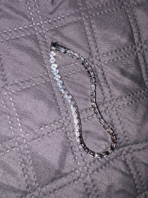 Två stilrena armbandsur i metall - Säljer två snygga klockor med metallarmband. Den ena har en sportig look med svart urtavla och silverfärgat armband, medan den andra har en lyxig känsla med blå urtavla och guldfärgat armband. Perfekta accessoarer för att lyfta din outfit. Och även mycket smycken. 2 guldpläterade halsband med kors 250kr, guld Cordell armband tjocka 180kr, guld Cordell tunna armband 125, silver armband 150kr,