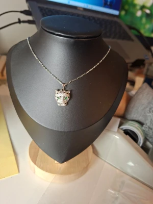 Silverfärgat halsband med kattberlock - Fler fina accessoarer finns på min profil 💍  More exquisite accessories on my profile listings.