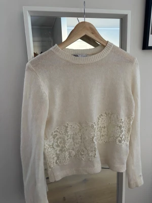 Spets tröja - Skit fin lite tunnare stickad tröja, äldre modell ifrån zara så går inte att köpa längre. 