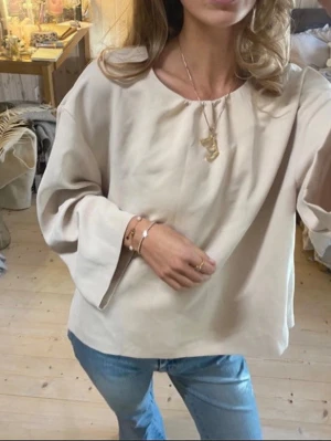 Trekvartsärmad blus från neo noir - SÅÅ snygg