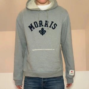 Vintage Archive Morris Hoodie - Säljer en sjukt fet hoodie från Morris. Hoodien är en vintage hoodie ifrån Morris som knappt finns nåra av och är extremt svåra att få tag på! Den är i strl L men skulle säga den även kan passa M! Hör gärna av er vid frågor elr funderingar!!