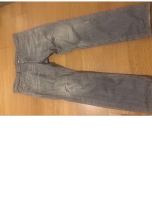 Grå slitna jeans från Dsquared2 - Nu Säljer jag  ett par grå jeans från Dsquared2 i bra skick,hör av er vid intresse eller frågor