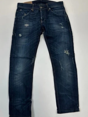 Dondup size 30 - Säljer ett par mörkblå dondup. Riktigt tajta och schyssta. 