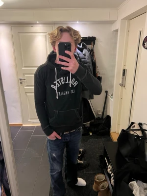 Hollister hoodie - Tvär fet hollister hoodie med topp design🤌| Storlek M men passar XS-S | Väldigt fint skick | Observera att det finns håll i ärmarna för tummen ‼️ | Kontakta vid frågor och funderingar😄🙌