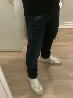 Replay jeans mörkblå - Klassiska Replay-jeans i mörkblå färg. Skön passform och bra kvalitet. Perfekta för både vardag och fest.