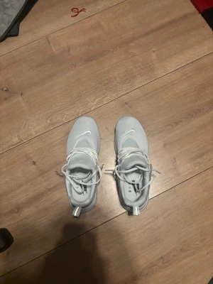 Vita nike presto  - Fina vita Nike presto i storlek 41. Säljer de på grund av att de är försmå , använt de 2 gånger. Pris kan diskuteras vid snabb affär vid fler frågor hör av dig. 