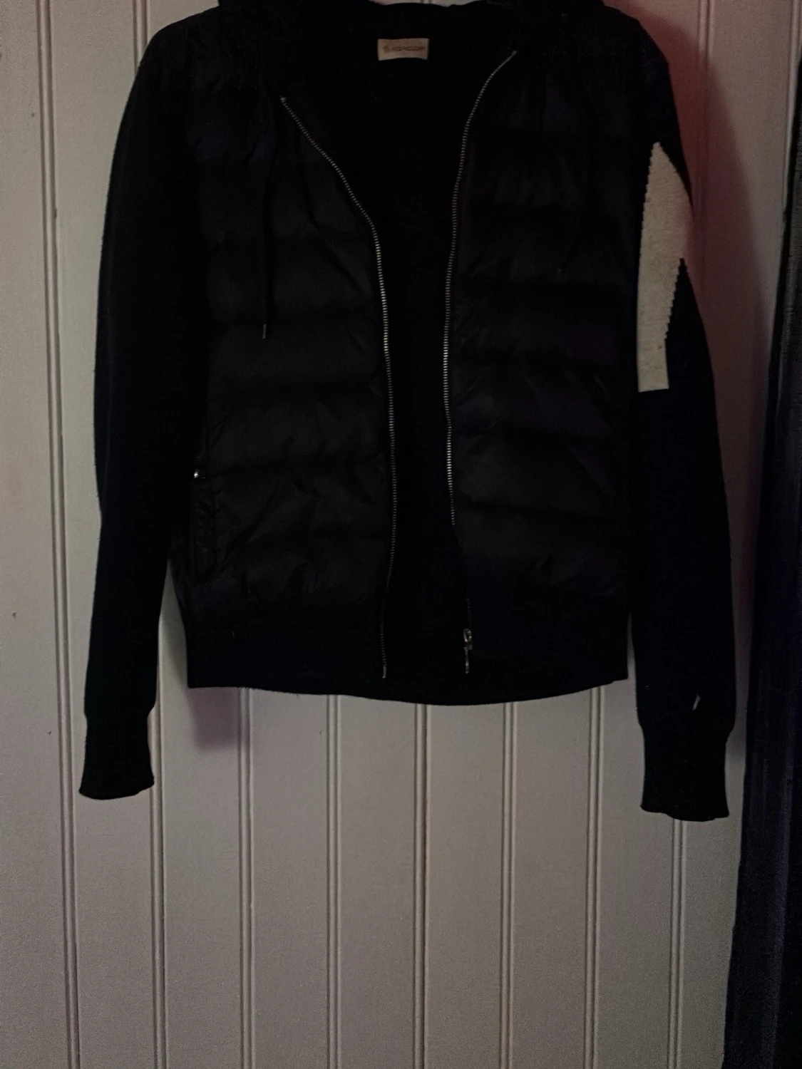 Svart Moncler jacka med stickade ärmar