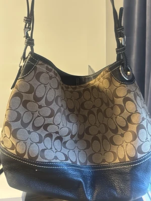 Vintage Coach Väska - Detta är en limited vintage coach väska som är i bra skick det är som en tote bag och får plats med jätte mycket perfekt till job skola osv rymmer en dator och ipad väska från min mamma många år gammal Pris kan diskuteras