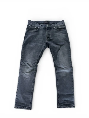 Nudie Jeans Grim Tim Dark Cove - Snygga svarta Nudie Jeans | Storlek 31/30, Modell Grim Tim | Nyskick | Perfekt för dig som vill ha ett par snygga jeans som passar till allt! Pris kan diskuteras!