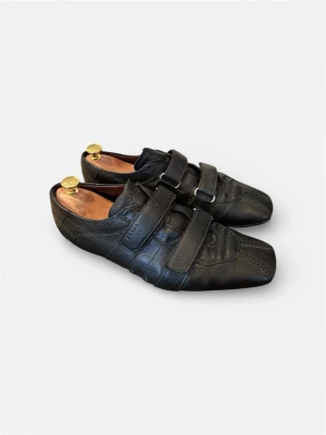 Prada Velcro skor - Svarta Prada skor i storlek 42 i fint skick.                                 Gjorda av läder. Pris kan diskuteras. Sulorna inuti är sönder men inget som syns på utsidan, annars inga defekter😊  Saknas dock skolåda                                             