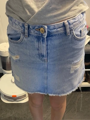 Jeans kjol från river Island  - Säljer en blå jeans kjol från river Island, nästan aldrig använd och bra skick, står ingen storlek men det står att den är till 12 år. Skulle tippa på att den är ungefär S/M i storlek. Kontakta om du är intresserad!