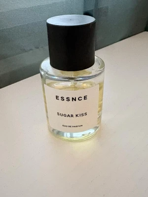 ESSNCE Sugar Kiss Eau de Parfum - ESSNCE Sugar Kiss Eau de Parfum. Har två så säljer i väg den ena. Stått mörkt och svalt. För mängd kvar kolla bild.