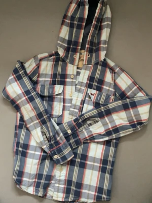 Riktigt laidback luvtröja från hollister  - Tja! Säljer denna otroligt feta hollister luvtröjan. Den är 100% cotton och passar till mycket! Skriv för mått 📏 Väldigt bra passform också. 