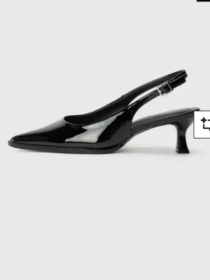 Svarta lackade slingback-pumps - Stilrena svarta pumps i lackat material med spetsig tå och låg klack. Skorna har öppen häl med justerbar rem och liten metallspänne. Perfekta för dig som gillar en klassisk men trendig look.