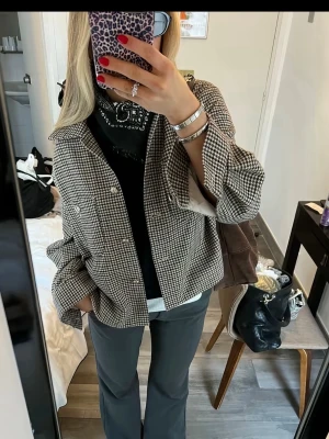 H&M jacka - Fin jacka från h&m, prislapp kvar💗 lånad bild