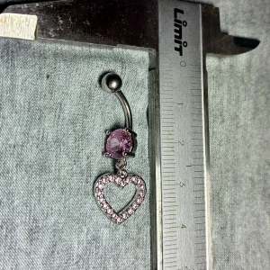 ✨ NY oanvänd navelpiercing med hänge - Kirurgiskt stål 316L  - ✨ NYTT oanvänt smycke i kirurgiskt stål! 🌸 Hållbart & Rostfritt: Slitstarkt 316L-stål som inte oxiderar eller rostar av fukt. 🌸 Säkert: Industristandard, skonsamt för läkta piercingar.  🛍️ 30 % BUNDLE-RABATT! Köp fler artiklar från min shop och få 30 % på allt! ✨ 📦 Frakt: Endast spårbart via Plick SafePay för vår trygghet.