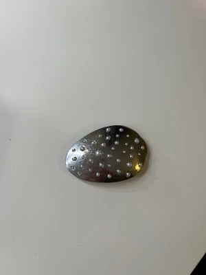 Sött hårspänne  - Sött hårspänne gjord på en sked. Skedarna är köpta second hand och har fått nytt liv✨ Perfekt för att piffa till frisyren🤗