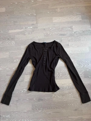 Y2k topp - Säljer en mörkbrun skitsnygg y2k tröja från brandy Melville! Helt oanvänd 