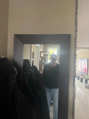 Svart hoddie från EA7 - En enkel och snygg hoddie från EA7. Fin svart färg som passar till allt. En enkel snygg outfit helt enkelt. 