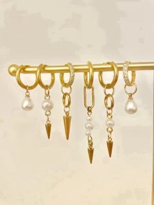 Örhängen  - Laika💕💕💕egengjorda och designade örhängen i rostfritt stål, gjorda med kärlek. 129 kr/par, 139 kr/ glittriga par. Erbjudande på alla örhängen på bild 4 & 5🥰 110 kr/par, 185 kr/2 par. Erbjudande bild 6: alla 4 paren på bilden för 250 kr 