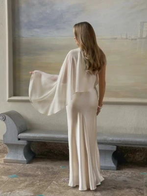 one shoulder maxi dress - Gina Tricot - NY - Slutsåld klänning från Gina Tricot prom collection🤍 Helt ny med prislapp.  Från hemsidan:  Ärmlös maxiklänning i satin med one-shoulder design. Klänningen är krämfärgad och har tunt meshtyg på axeln. Den har normal passform.