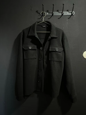 Kappa Storlek M - Tjena, Säljer en kappa jag köpte från Åhlens Outlet vet inte riktigt vad för märke köptes för 1000kr. Den är fräsch och fin. :)