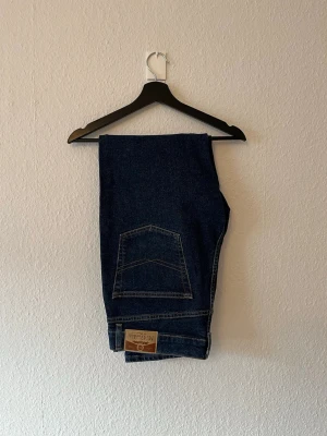 Mörka jeans från McGordon - McGordon Jeans i storlek 33/32 i bra skick. Relaxed fit