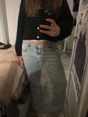 Ljusblå baggy jeans med raka ben - Säljer ett par ljusblå baggy low-waist jeans med raka ben från Na-kd i storlek 40. Inga skador eller fläckar!💞💞💞