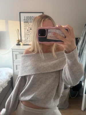Ljusgrå/ beige off shoulder stickad tröja - Trendig ljusgrå/ beige stickad tröja med off shoulder. Så fin och snygg till alla tillfällen. Fint skick! 
