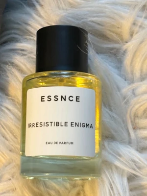 Essence parfym - Säljer en essence irresistible enigma parfym då den inte kommer till användning längre (Se på sista bilden hur mycket som är kvar i)💐   