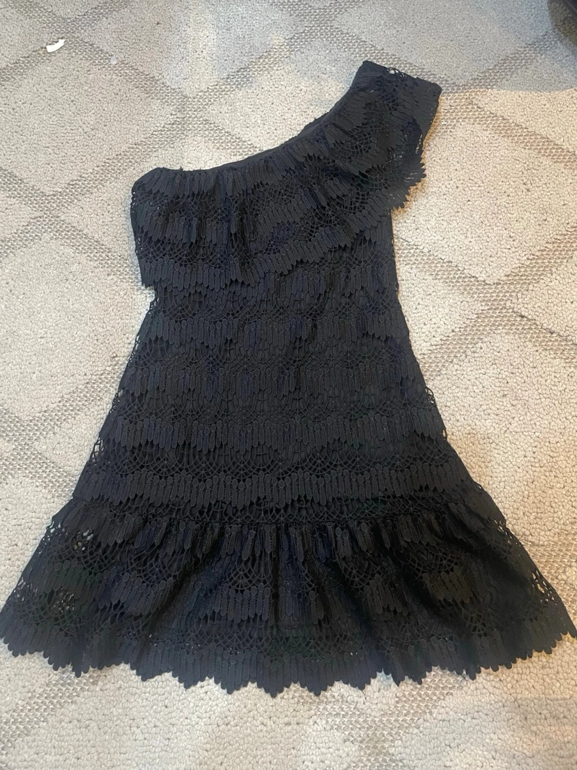 Svart oneshoulder spetsklänning