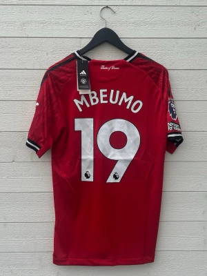 Bryan Mbeumo Manchester United Fotbollströja - Säljer en Manchester United fotbollströja med Mbeumo 19 på ryggen som är helt ny med prislapp!