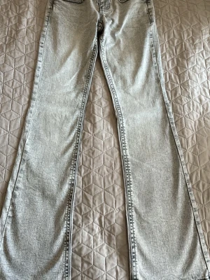 Ljusgrå  jeans - Säljer ett par ljusgrå jeans från Gina Tricot har ej användes då för korta