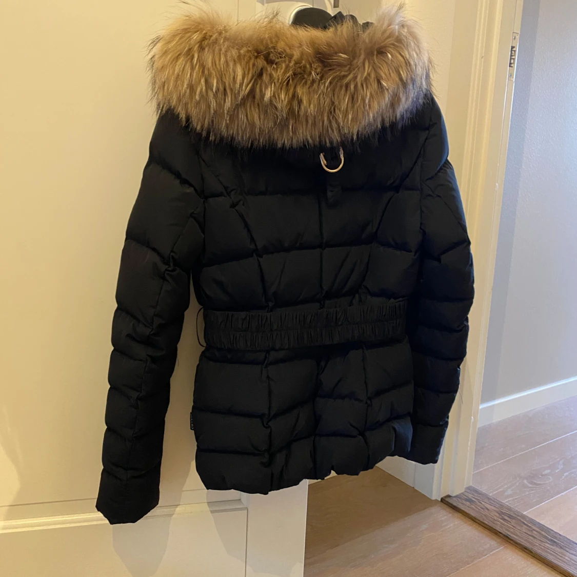 Svart dunjacka med pälsdetaljer från Hollies - 2