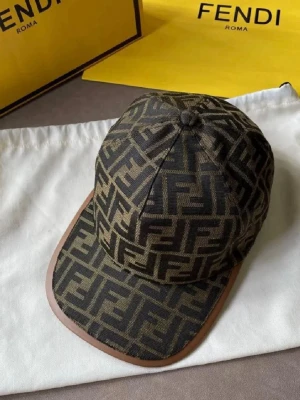 Fendi keps - Säljer min Fendi keps för ej användning. Box följer inte med men påse gör.