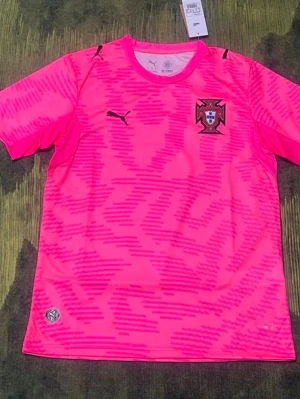 Neonrosa fotbollströja från Puma - Säljer en neonrosa fotbollströja från Puma med korta ärmar och svart logga på bröstet. Tröjan har ett mönster i olika rosa nyanser och ett klubbmärke på vänster sida. Perfekt för dig som vill sticka ut på planen! Du kan bestämma vilken storlek du vill ha!!! Det kan ta upp till 15-20 dagar för tröjorna att komma!!! 