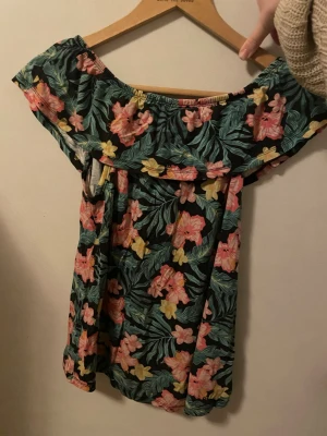 Blommig offshoulder sommarklänning - Söt topp perfekt till en varm sommar dag. Tyvärr har den 2 mini hål men ingen man lägger märke till. Väldig luftigt å mjukt material.