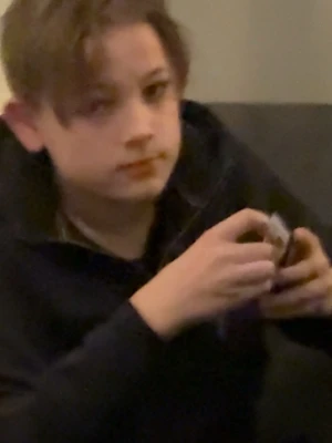 Svart kortärmad t-shirt - En enkel svart t-shirt med korta ärmar. Passar perfekt till alla typer av outfits och är ett måste i garderoben. Klassisk rund halsringning och rak passform.