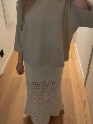 Beige topp från Carin Wester - Stilren beige topp från Carin Wester i lös passform. Toppen har trekvartsärm och är tillverkad i ett mjukt, slätt material som ger en avslappnad men trendig look. Perfekt att matcha med kjol eller jeans för en enkel och snygg outfit.