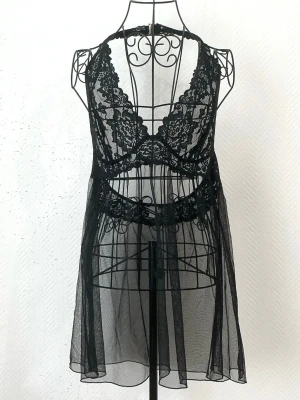 Svart spetsnattlinne från Victoria’s Secret - Snyggt svart nattlinne i transparent mesh med spetsdetaljer över bysten och midjan. Storlek XL (42), passar även L (40). Dockans storlek: 34