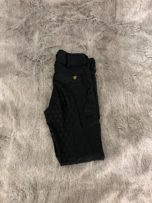 Svarta ridbyxor från Maya Delorez - Kan gå ner i pris vid snabb affär☺️Svarta ridbyxor från Maya Delorez strl xs men väldigt stretchiga passar mig som har S perfekt. Välanvända slitningar finns men i användbart skick. Helskodda 