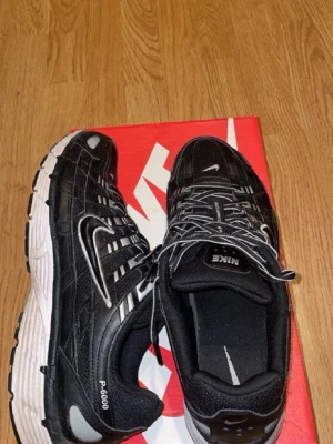 Nike p-6000 - Nike p-6000 i väldigt bra skick, köpt för 1350 kr och om du vill köpa skorna kan du lika gärna köpa dom här för 500 kr billigare, tveka inte på att höra av er